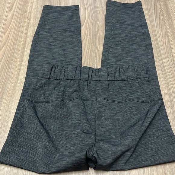 Lululemon On The Fly Pant 26" in Heathered Black Size 2 - Picture 3 of 7